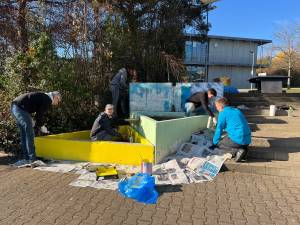 Ehemalige bei der Renovierung des Abidenkmals