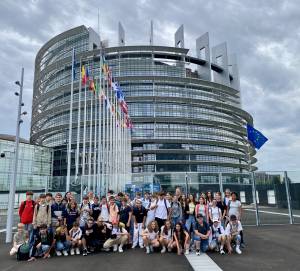 Die Französisch-Lerngruppen aus Klasse 7 vor dem Europaparlament in Straßburg