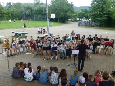 Die Bigband spielt zum Abschluss des Schulfests