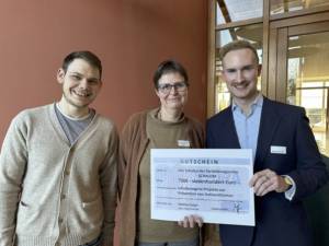 Gutscheinübergabe SCORA-Netzwerk