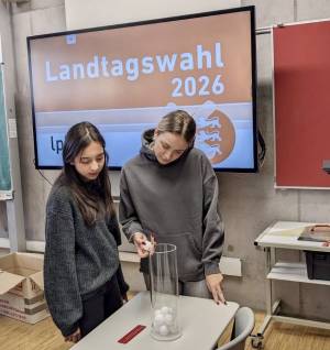 Schülerinnen der Jg 1 bei der Information über Landtagswahl 2026 Schülerinnen der Jg 1 bei der Information über Landtagswahl 2026